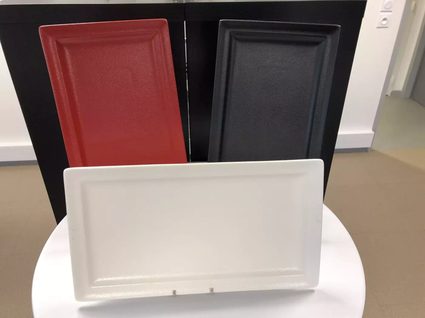 Plateau de présentation noire/rouge ou blanc